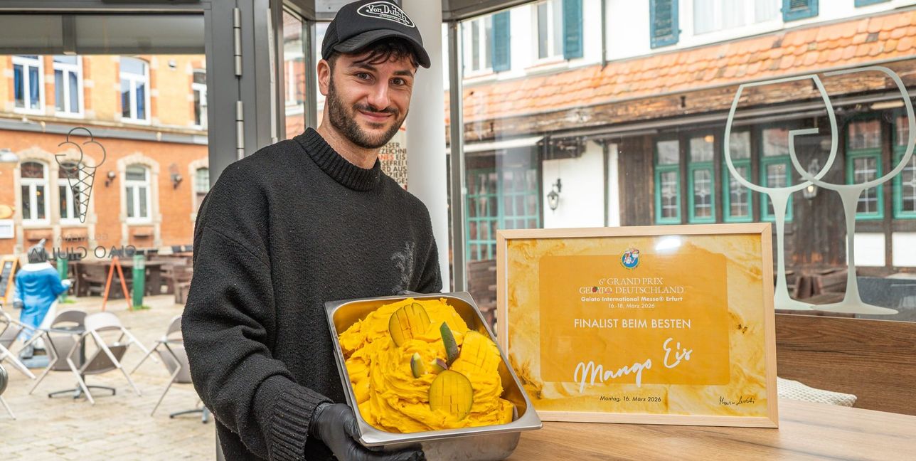 Gianluca Gamuzza mit seinem preisgekrönten Mango-Eis.