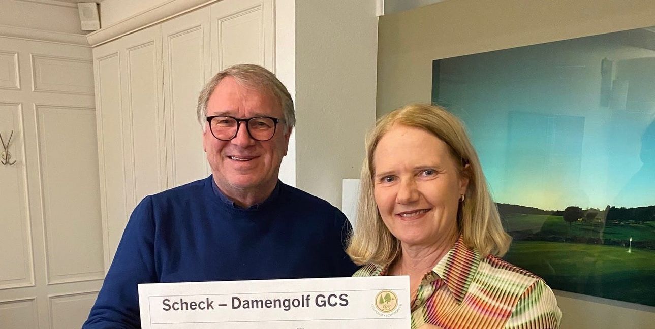 Ladies Captain Andrea Pywell übergibt den Spendenscheck an den NiN-Vorsitzenden Jürgen Haar.
