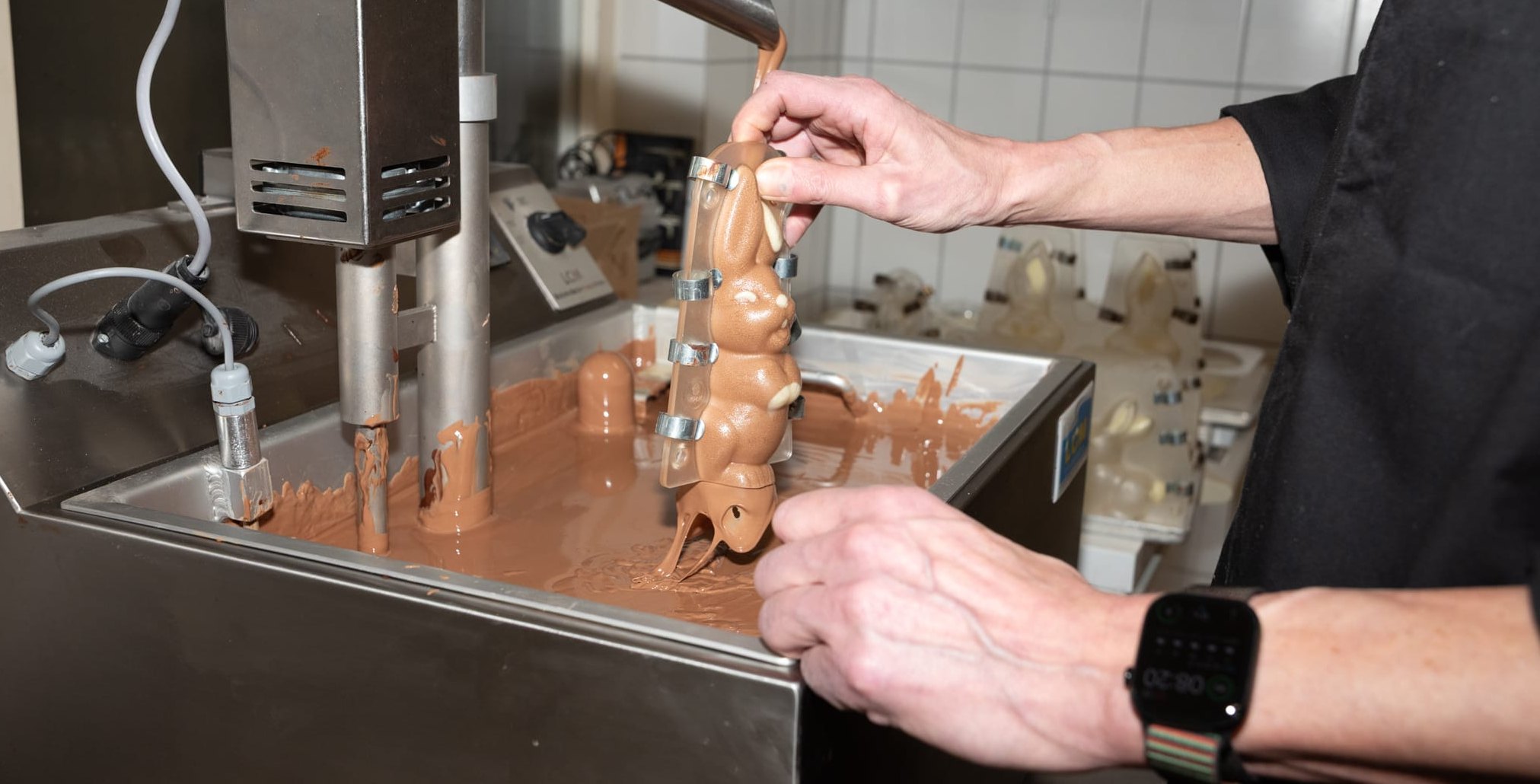 Nach dem Füllen wird die überschüssige Schokolade ausgeleert.