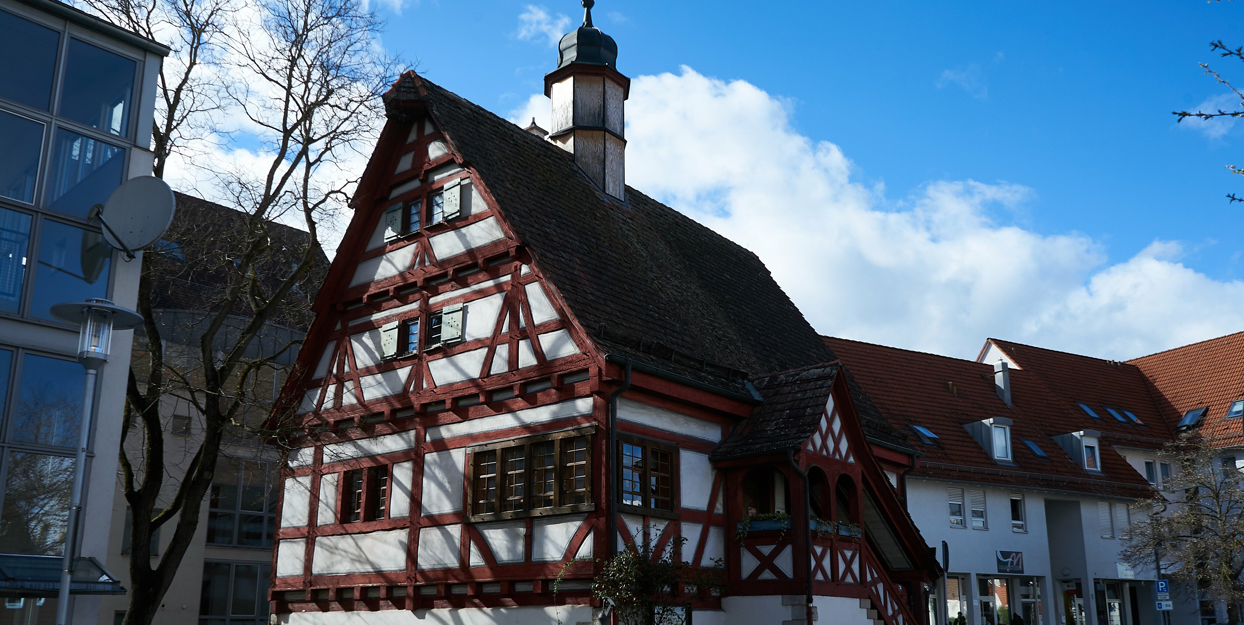 Zur Entstehungszeit des ersten Rathauses 1540 zählte Maichingen nur rund 250 Einwohner – womit sich die vermeintlich bescheidenen Ausmaße des Fachwerkbaus relativieren.