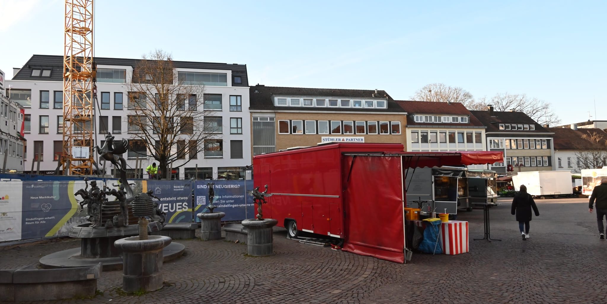 Die Baustelle im oberen Bereich des Marktplatzes wird größer.