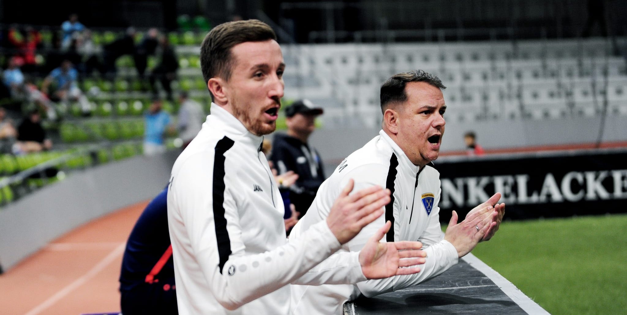 Daniel Knoll (links) und Sascha Martinez bei der Hallen-Gala im Sindelfinger Glaspalast.  Das Trainer-Duo hat seinen Vertrag beim TV Darmsheim verlängert. Bild: photostampe