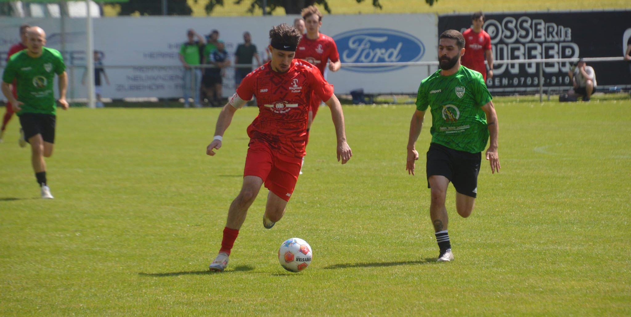 SVM-Kapitän Kaan Sahin (links) und Weils Majd Kanji im Laufduell.