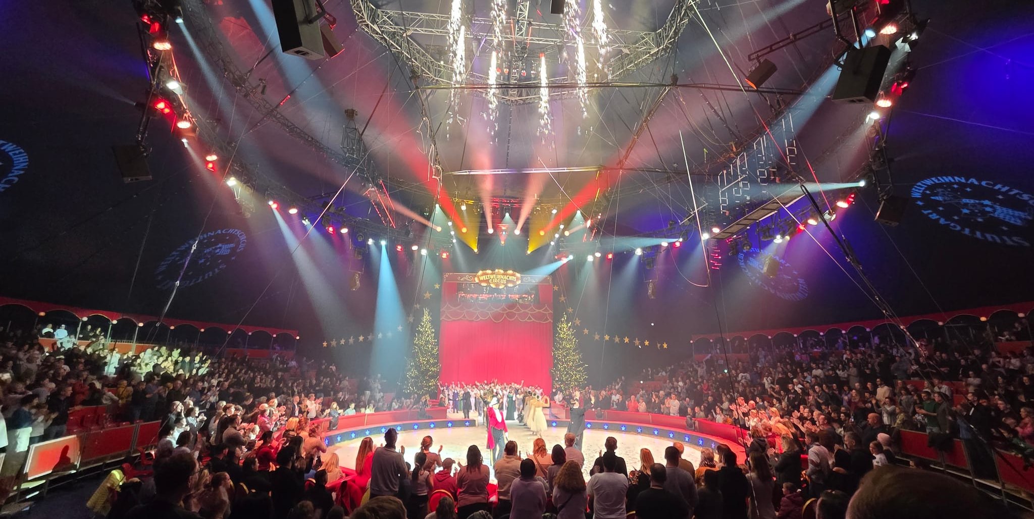 Im neuen Zelt bietet der Weltweihnachtscircus beste Sicht auf internationale Spitzenartistik.