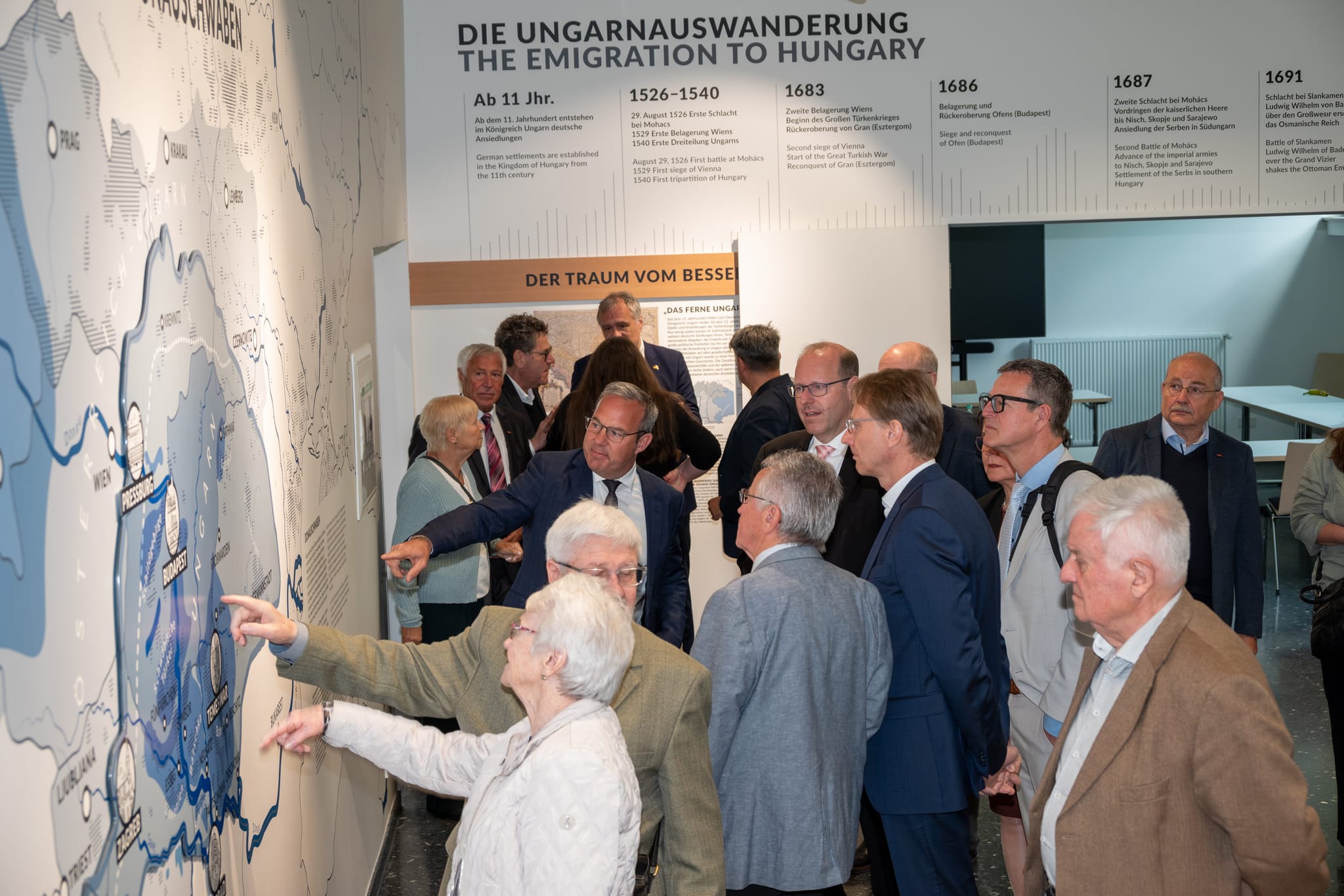 Großes Interesse hatten die Besucher am neu gestalteten Informationsraum. Bild: Nüßle