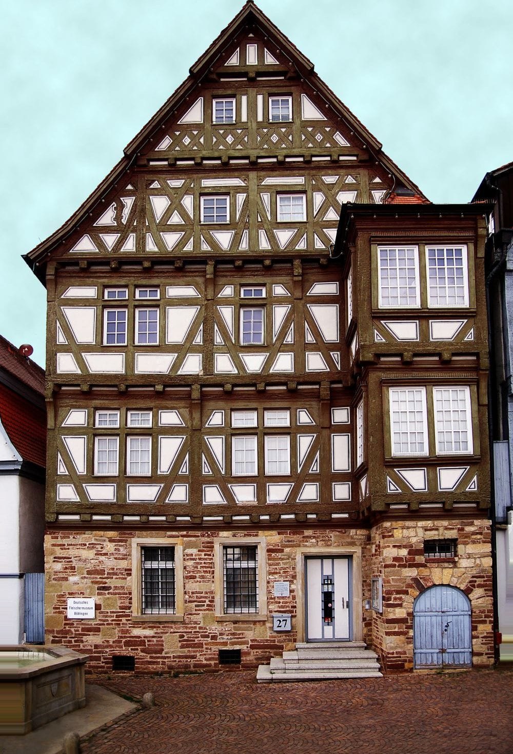 Die Außenansicht des Vogtshauses auf dem Böbvlinger marktplatz, in dem das Deutsche Fleischermuseum untergebracht ist.