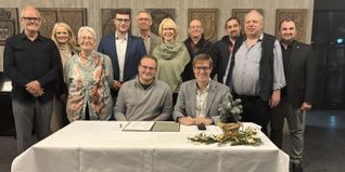 Gruppenfoto der gemeinsamen Unterzeichnung der Selbstverpflichtungserklärungen.