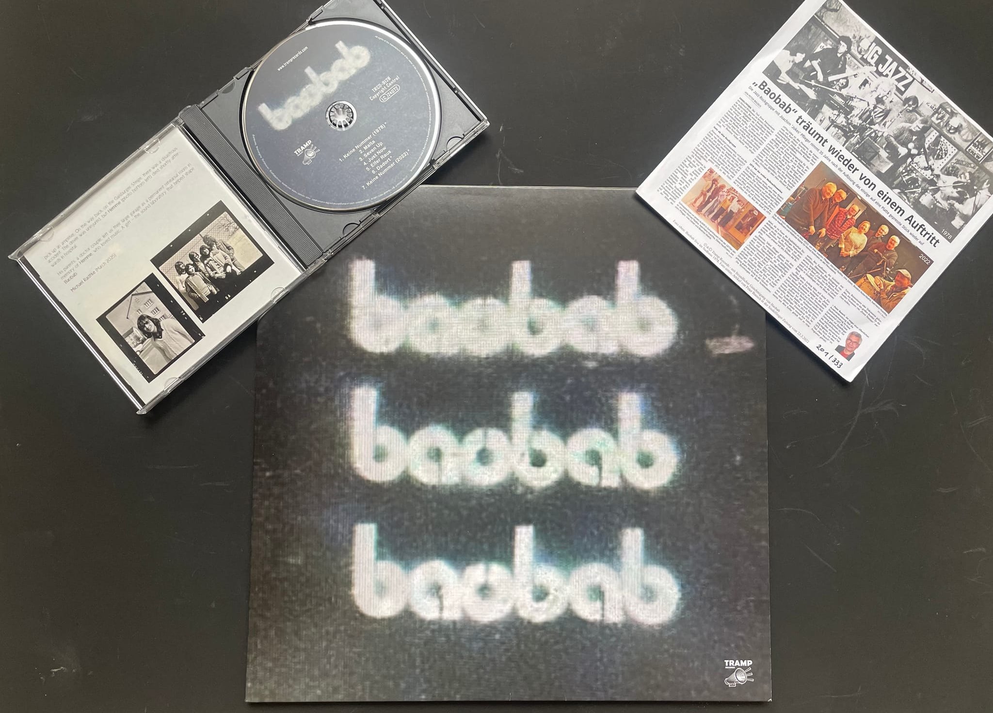 Das gesamte Angebot von Tramp Records für Baobab: die Vinyl-Single mit einem SZ/BZ-Artikel von 2022 als Cover, die Vinyl-LP und die CD mit sieben Titeln der Band.