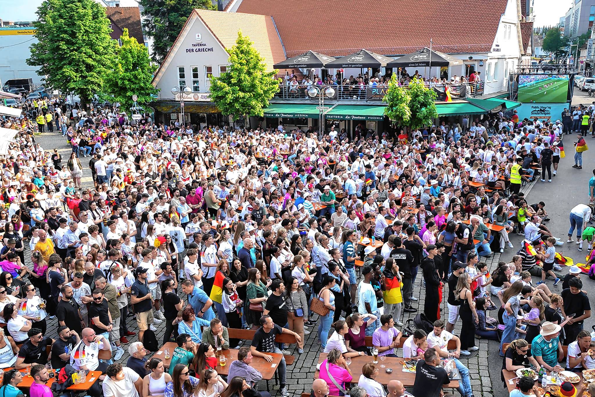 Der Sindelfinger Wettbachplatz war am Abend fest in deutscher Hand. Bild:  Dettenmeyer