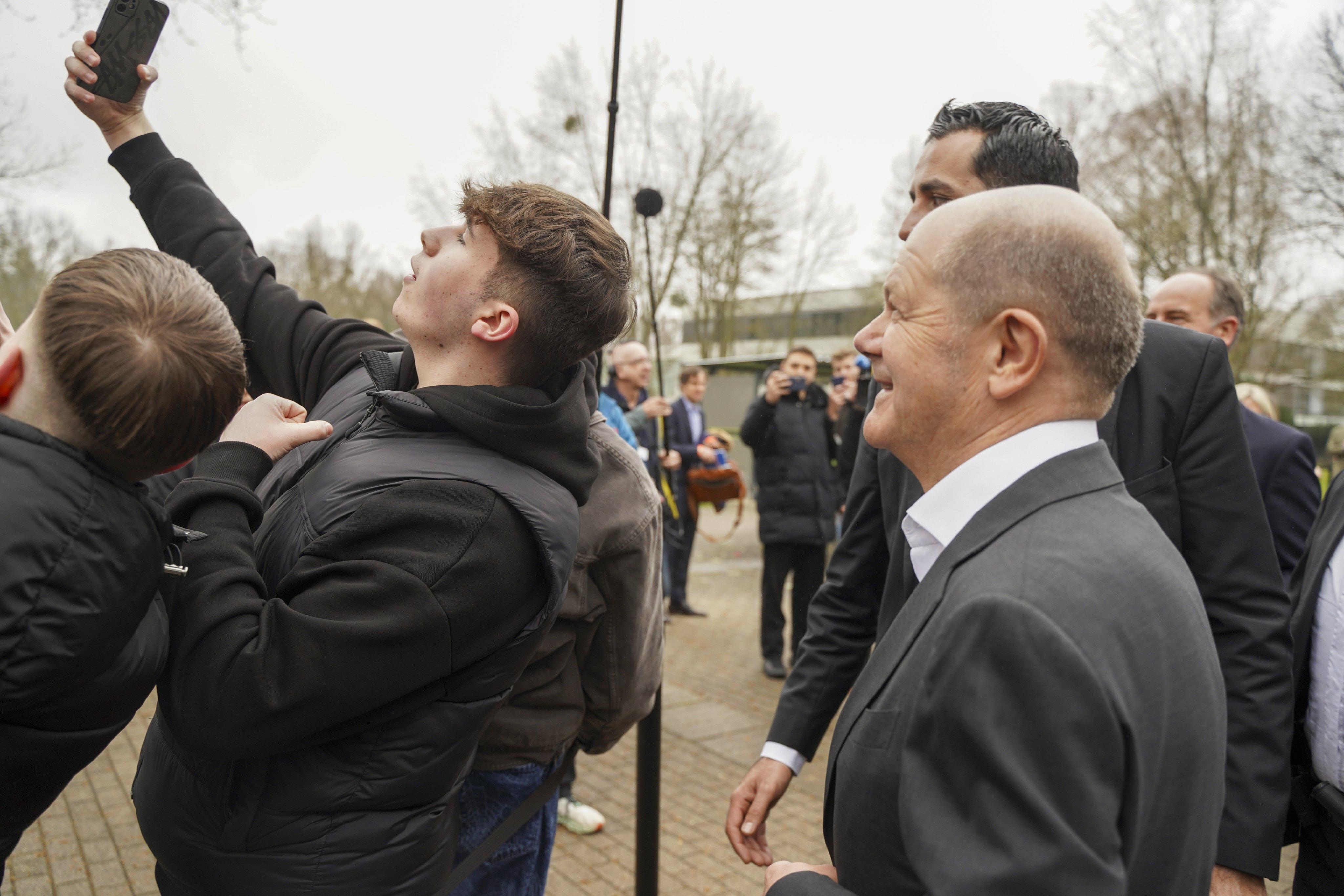 Selfie mit einem gut gelaunten Bundeskanzler vor der Gottlieb-Daimler-Schule.