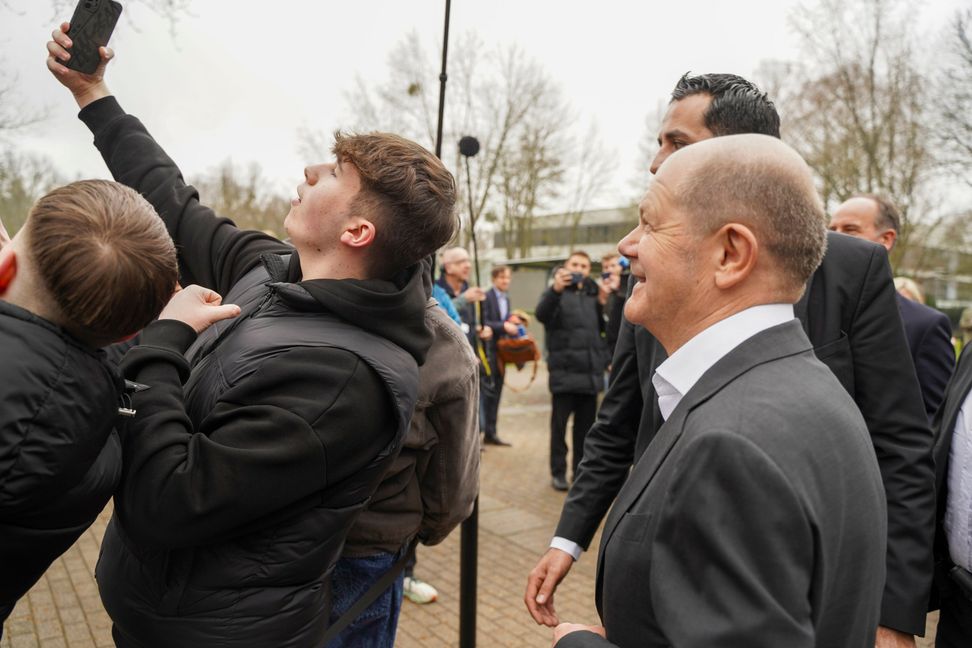 Selfie mit einem gut gelaunten Bundeskanzler vor der Gottlieb-Daimler-Schule.