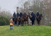 Berittene Polizei vor der Gottlieb-Daimler-Schule.