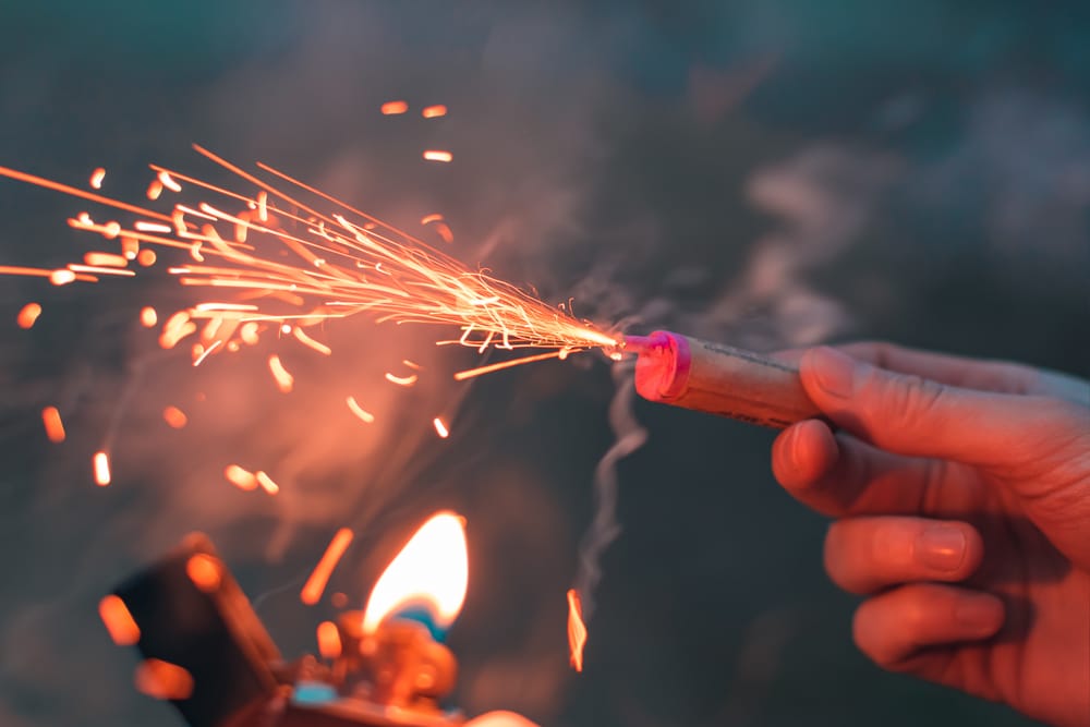 Nicht alle Feuerwerkskörper dürfen an Halloween gezündet werden.