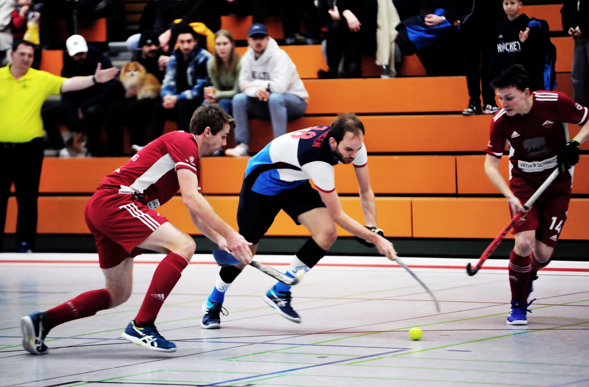 Der Böblinger David Scheufele (Mitte) beim knappen 2:1-Erfolg im vergangenen Januar gegen den Bietigheimer HTC. Bild: photostampe/A