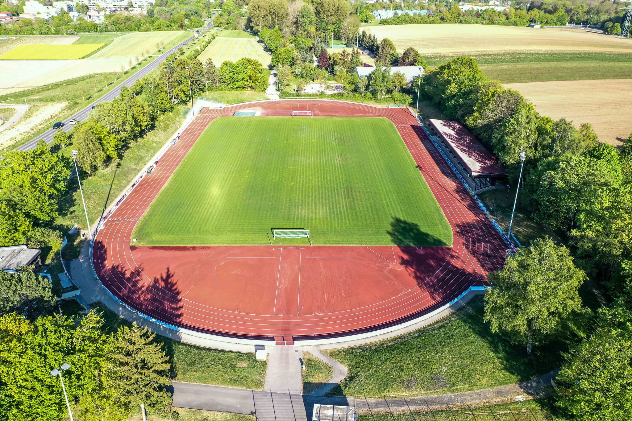 Das Allmendstadion aus der Vogelperspektive. Findet das Landesliga-Derby am Sonntasg  gegen Sindelfingen dort statt, findet die Aktion mit den 950 Maichingerin auf dem benachnarten Kunstrasenplatz statt. Bild: Dettenmeyer