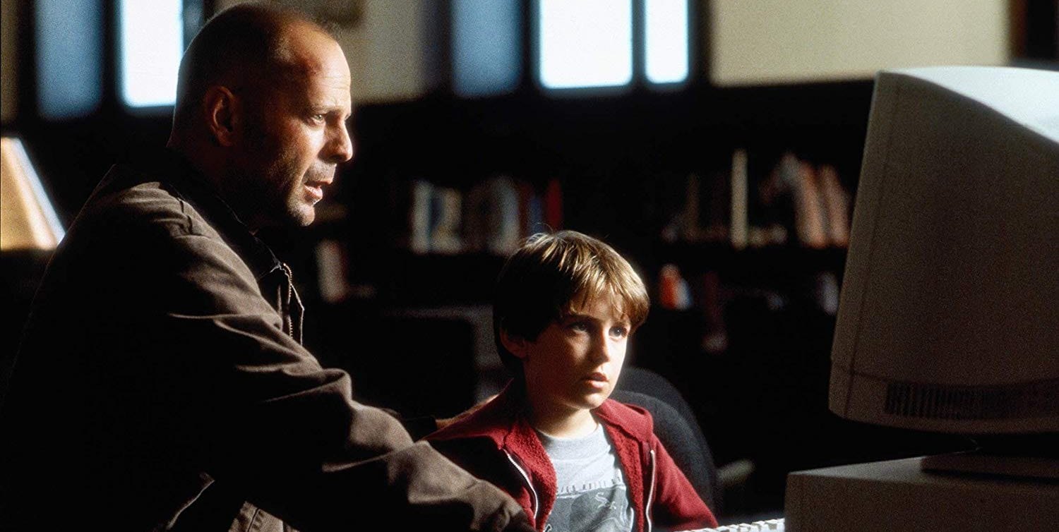 Bruce Willis und Miko Hughes in „Das Mercury Puzzle“.