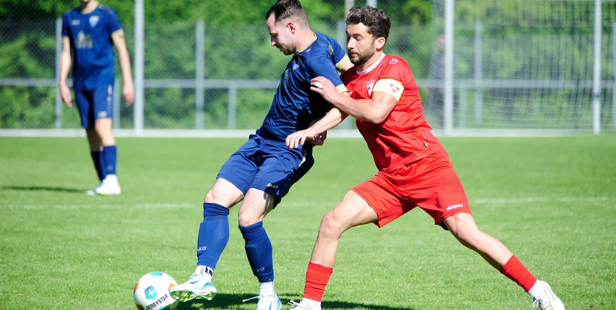 Darmsheims Fabian Schneider (links) wird von  seinem Waldhausener Gegenspieler bedrängt