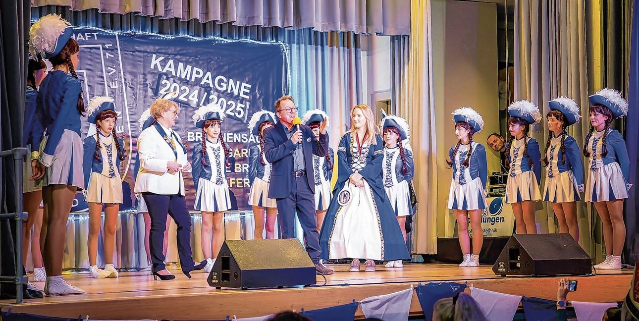 Maichingens Ortsvorsteher Wolfgang Stierle führt die neue „Mechthild von der Pfalz“, Sandra Werle, in ihr Amt ein.