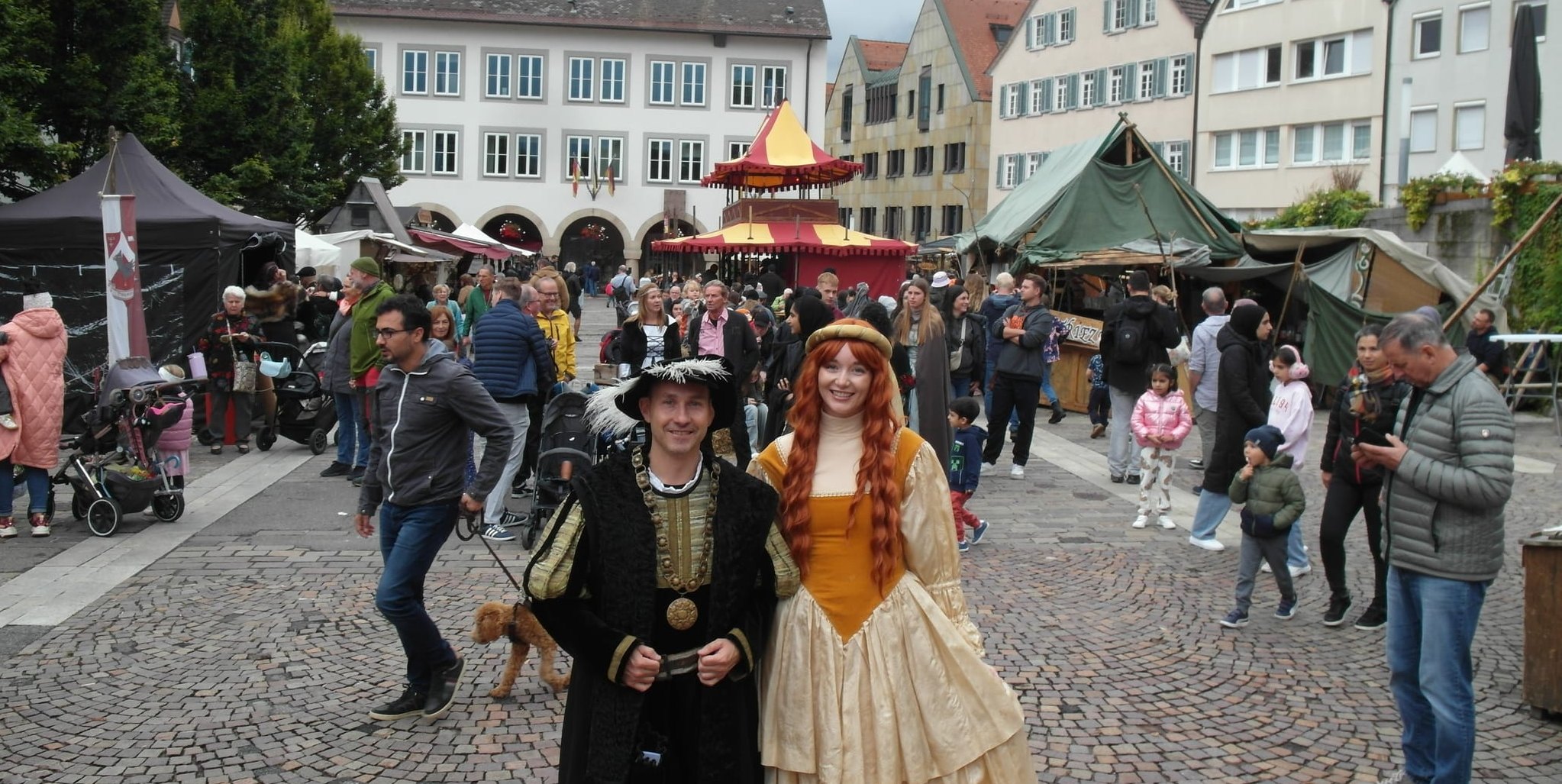 „Schultheiß“ Dr. Stefan Belz und Citymanagerin Kira Morgan geben sich auf dem Böblinger Marktplatz die Ehre.
