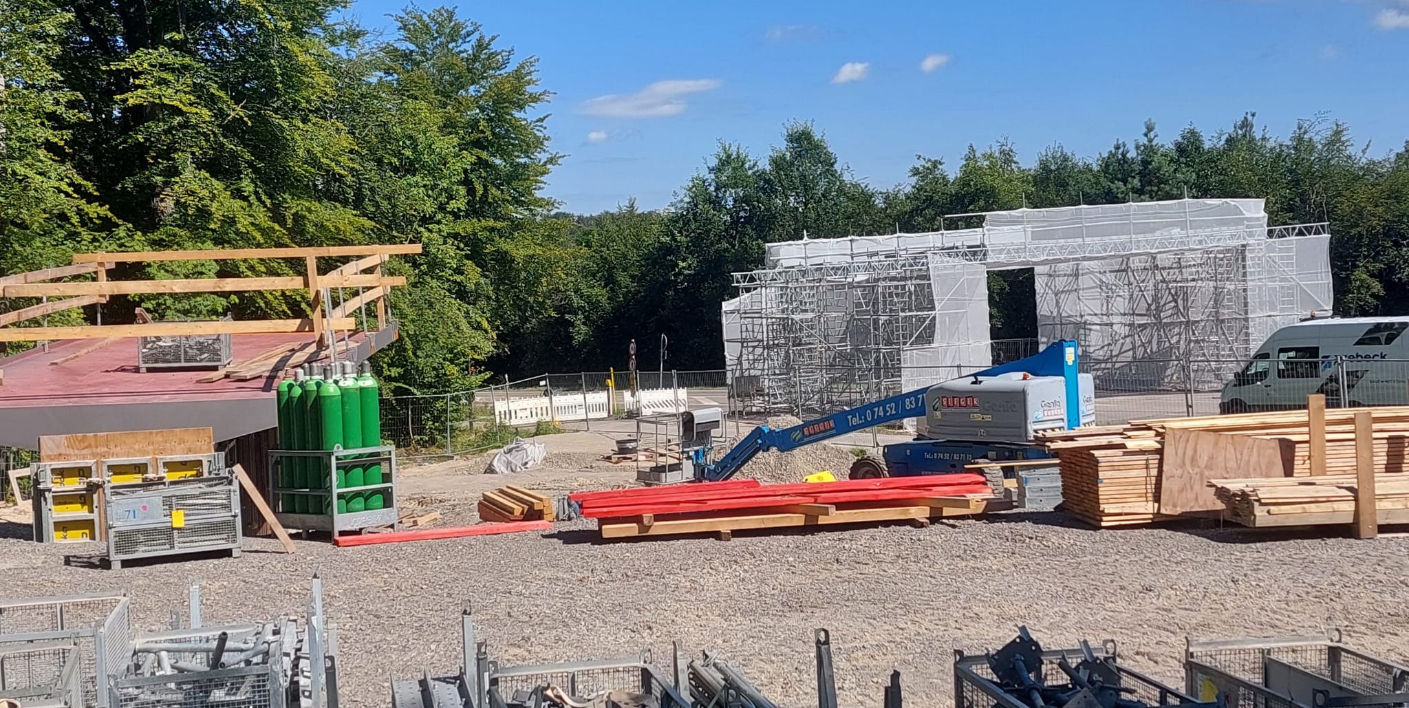 Statt wie gaplant bis September, wird die Radbrücke über die Panzerstraße nun zwei bis drei Monate später fertig. Noch wird gebaut.