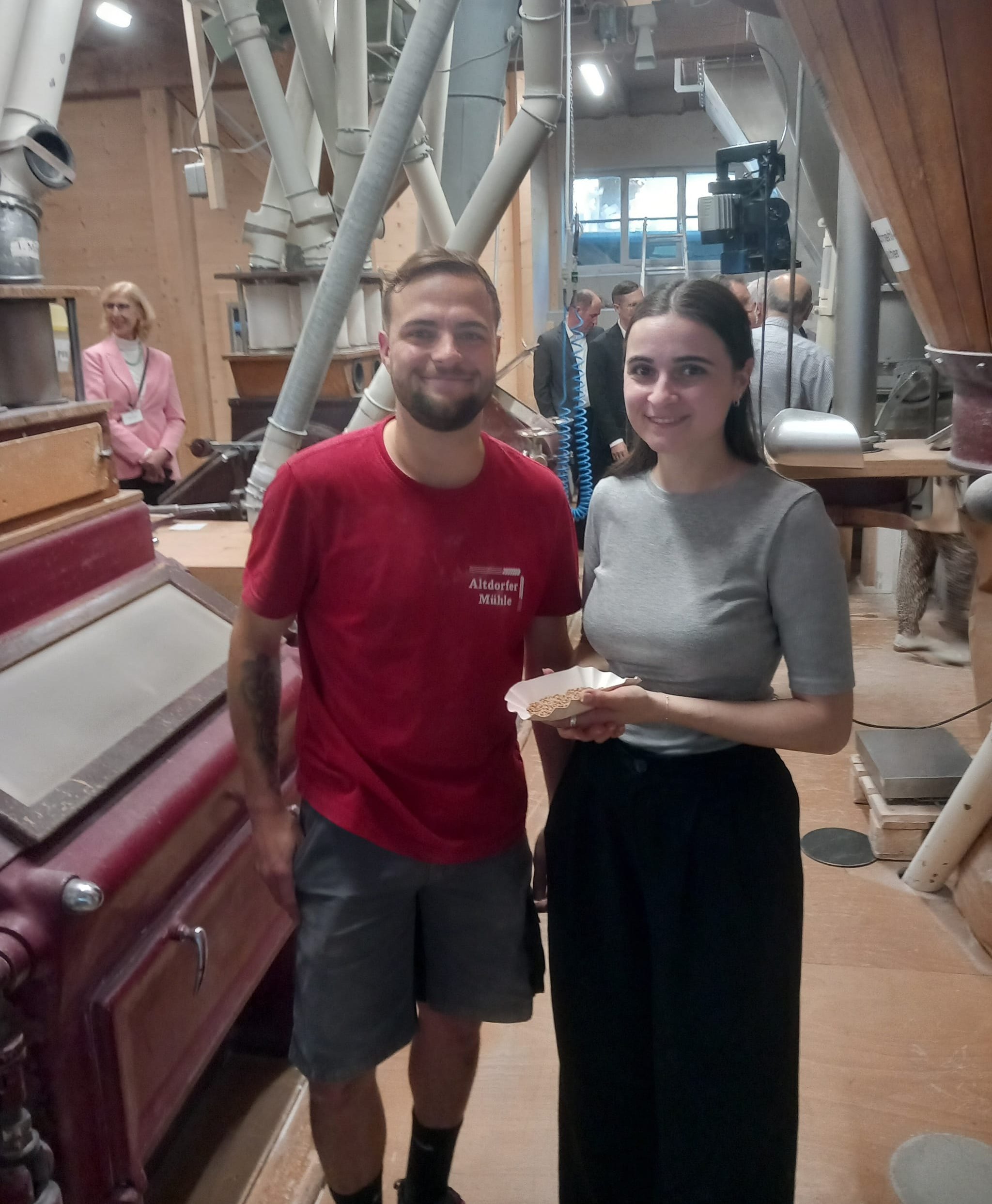 Die Geschwister Lina und Paul Ruthardt arbeiten bereits kräftig mit.
