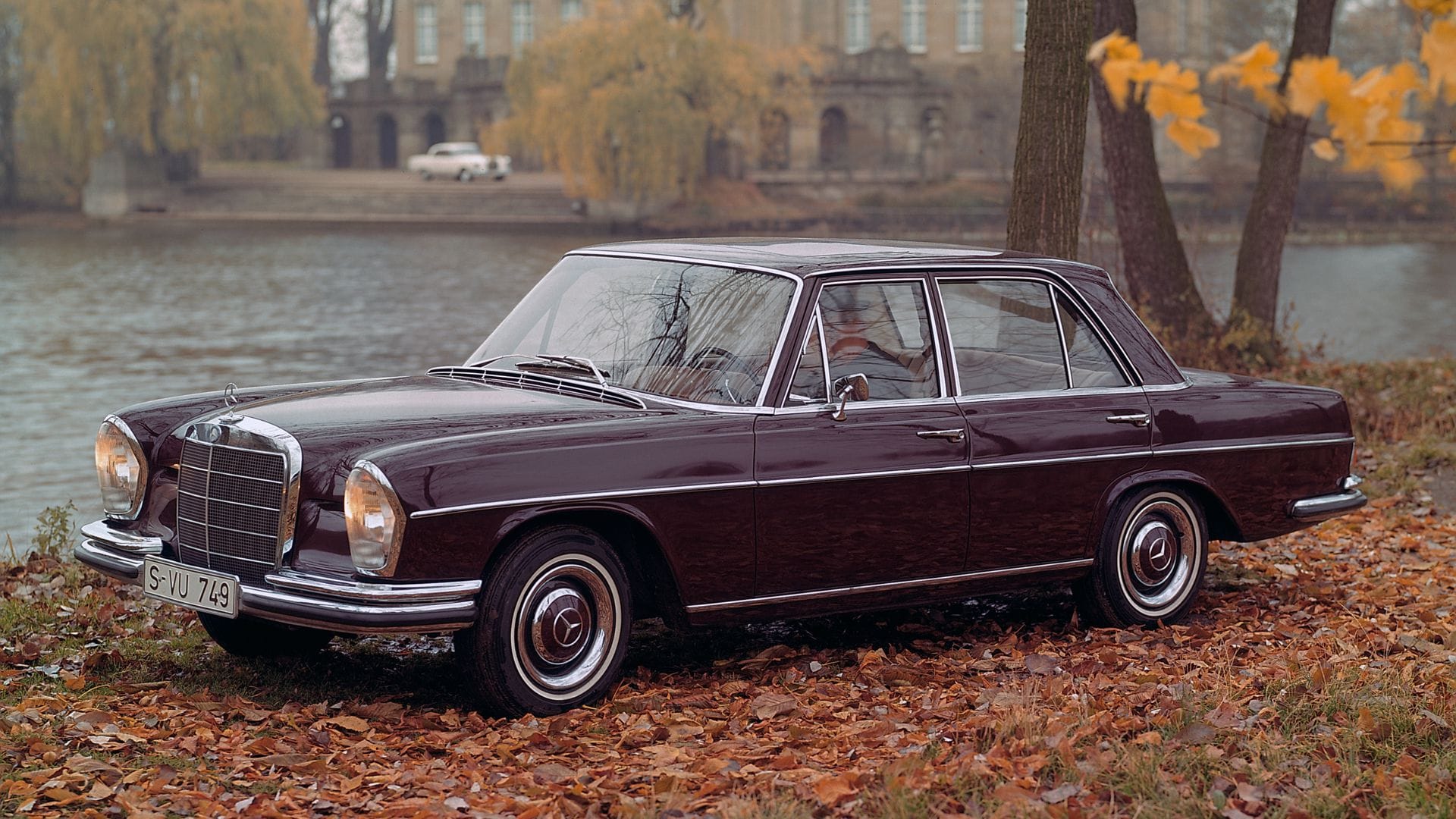 Der ikonische Chromgrill zierte selbstredend auch diverse S-Klassen. Hier den Mercedes-Benz 300 SE aus dem Jahr 1965...