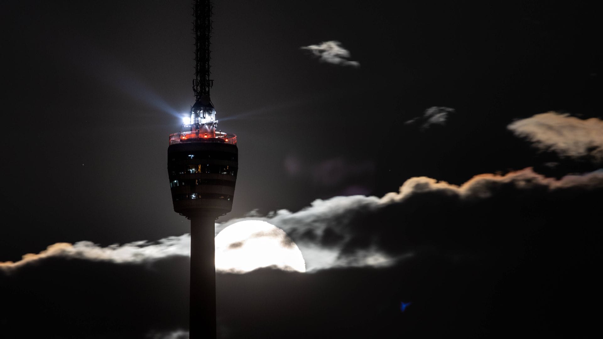 Der Vollmond hinter dem Stuttgarter Fernsehturm im August 2023. (Archivbild).