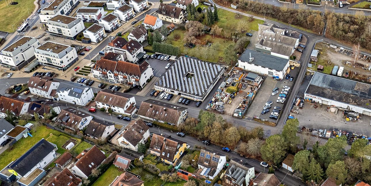 Im Gebäude Ulrichstein sieben in der Bildmitte mit den Photovoltaikanlagen auf dem Dach, ist das Integrationsmanagement untergebracht.