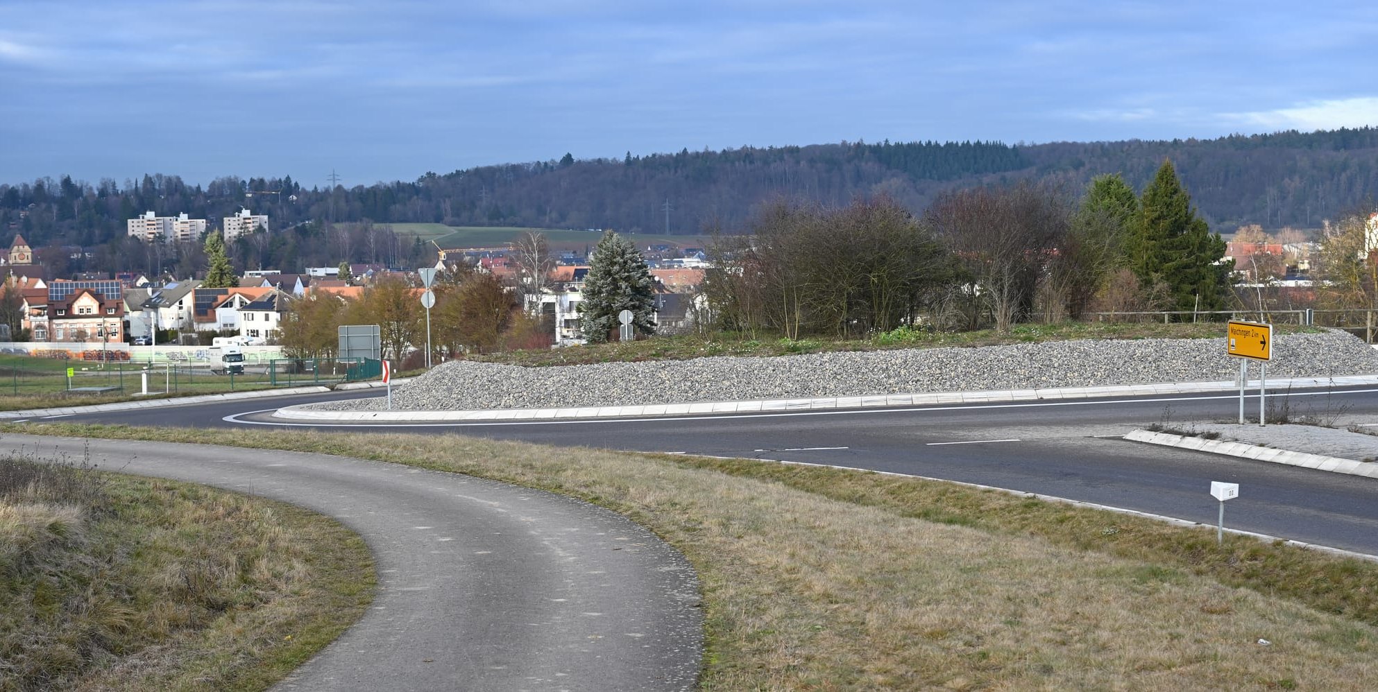 Wildwuchs im Mittelteil des südlichen Kreisverkehrs der Magstadter Südtangente und eine Verkehrsfläche, die einer verbotenen Schotterfläche zum Verwechseln ähnlich sieht.