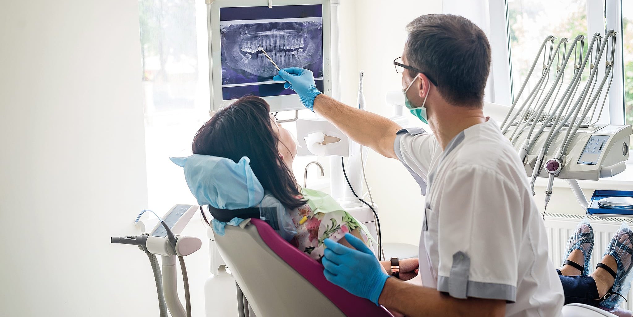 Zu einem menschenwürdigen Leben gehören funktionierende Zähne. Wenn die Kosten den Beitrag der Krankenkasse überschreiten, gibt es ein Problem.