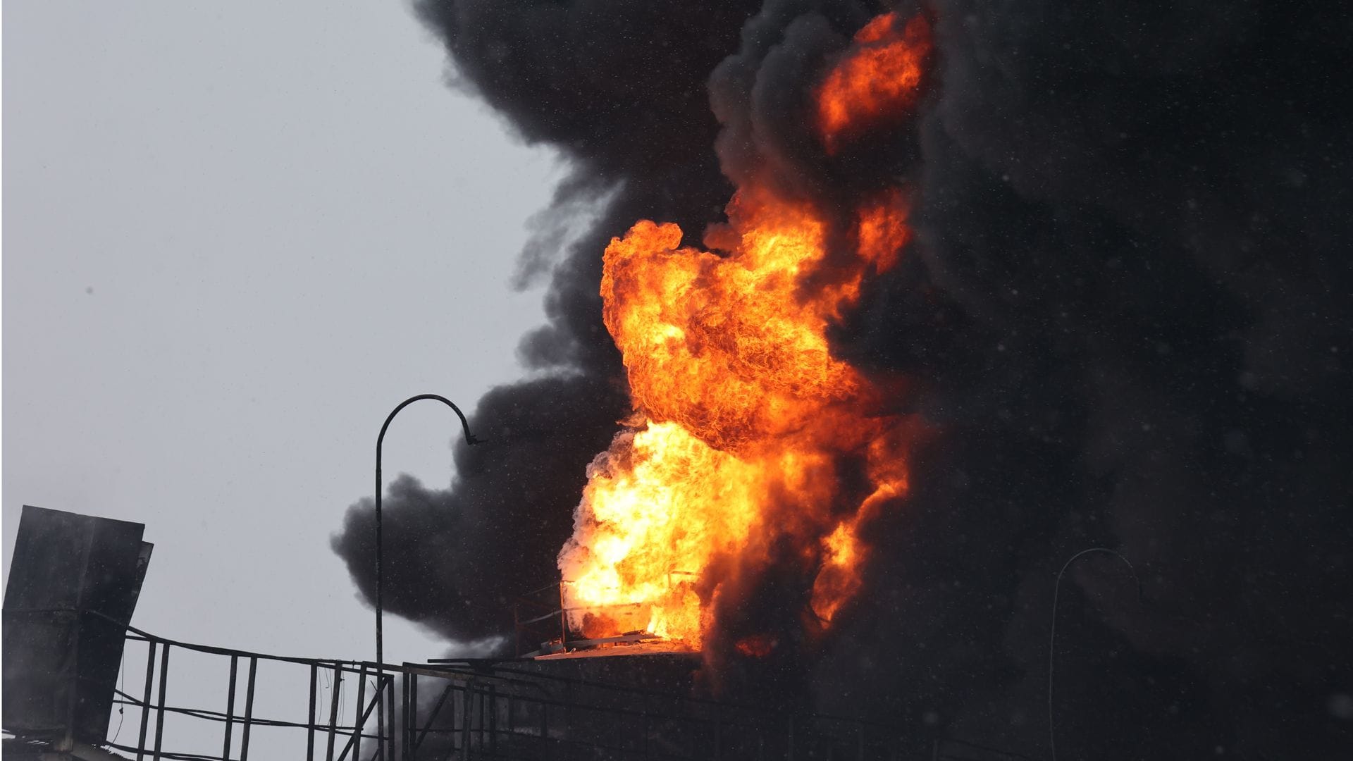 Ein durch einen russischen Drohnenangriff verursachtes Feuer wütet in einem ukrainischen Öldepot.