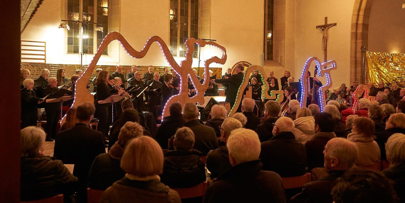 Die Böblinger Kantorei beim Gloria-Konzert mit ungewöhnlicher Aufstellung an der Kirchenseite dank Kunstinstallation.