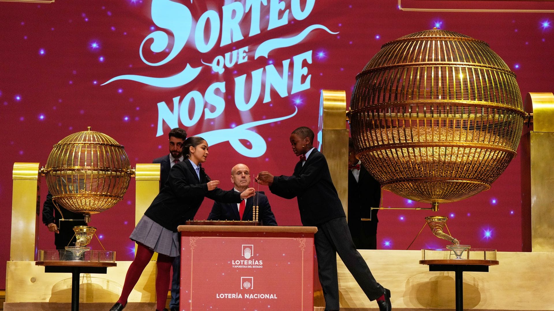 Schülerinnen und Schüler stehen im Mittelpunkt der Zeremonie. Hier bei der Ziehung der Lottozahlen im Madrider Teatro Real.