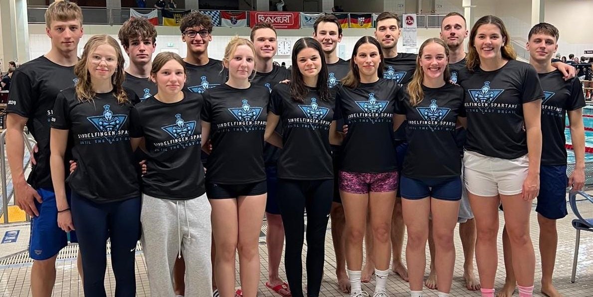 Gruppenbild vor den Fahnen in Frankfurt-Höchst. In der Schwimmhalle wurde mit Fangesangen, Trommeln und Sirenen Stimmung gemacht. Bild: z