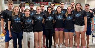 Gruppenbild vor den Fahnen in Frankfurt-Höchst. In der Schwimmhalle wurde mit Fangesangen, Trommeln und Sirenen Stimmung gemacht. Bild: z