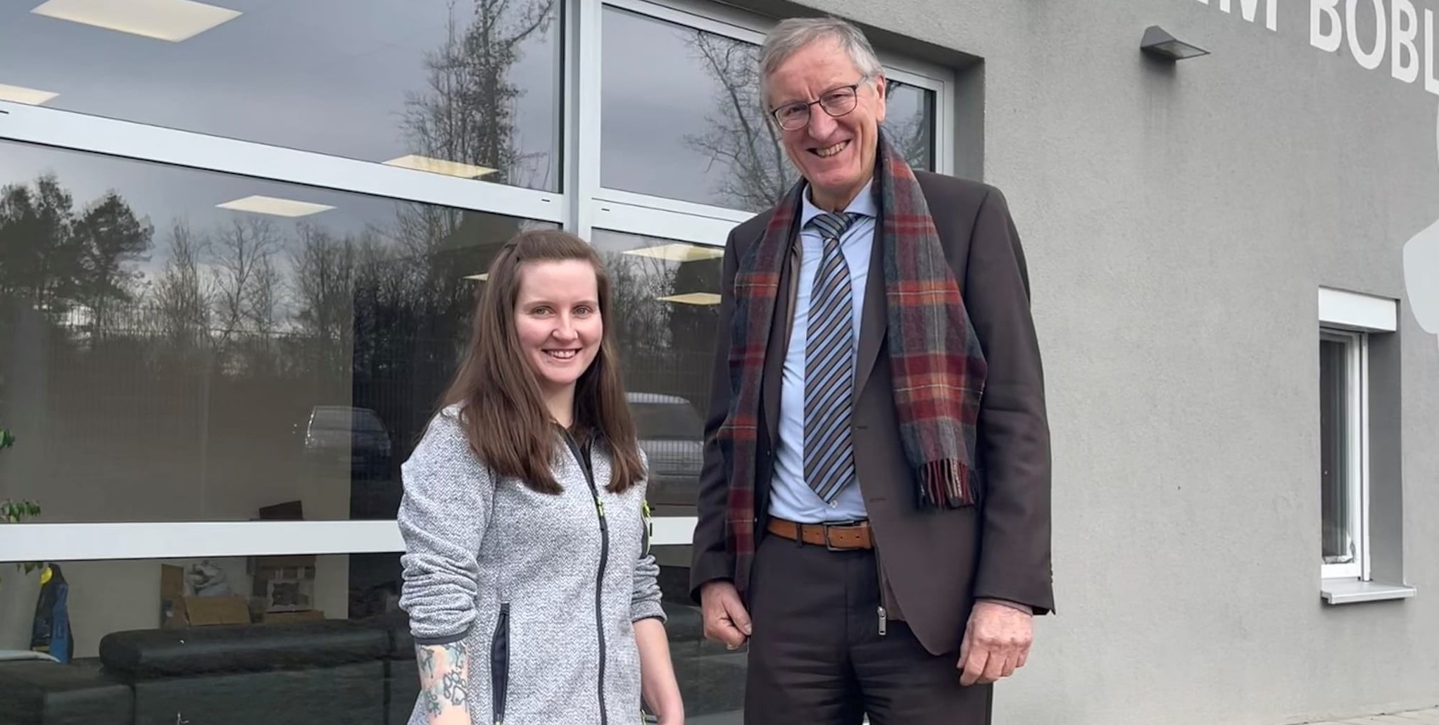 Landrat Roland Bernhardt mit Bianca Heidenreich, der neuen Leiterin des Böblinger Kreistierheims. Bild: z