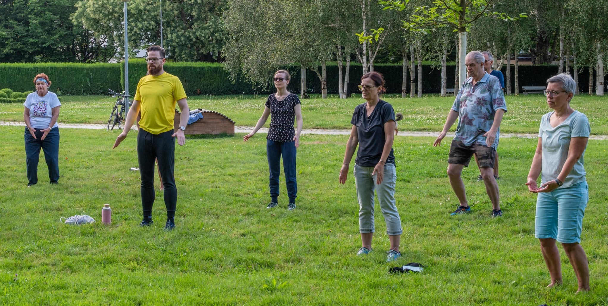Mit langsamen, achtsamen Bewegungen folgen die Teilnehmenden den Anleitungen von Iris Knop.