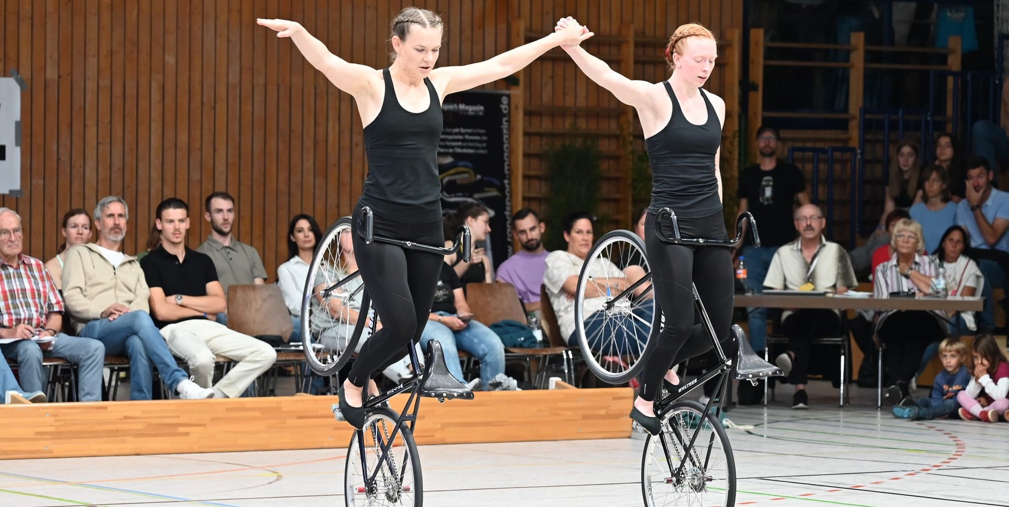Um bei der Weltmeisterschaft noch dabei sein zu können, bräuchten Annice Niedermayer (links) und Jessie Hasmüller mindestens ein kleines Wunder. Die Saison geht für sie am Sonntag mit der Deutschen Meisterschaft weiter. Bild: Reichert