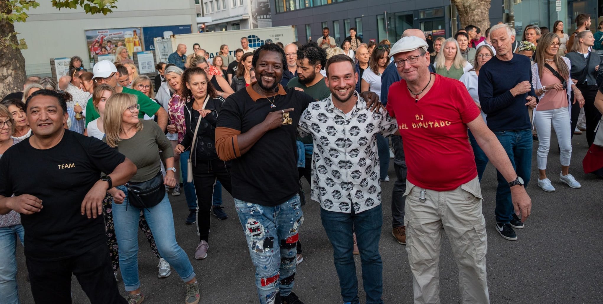 Miguel Guzman Batista, Salvatore Romeo und Richard Pitterle alias DJ El Diputado (links): Dieses Trio bringt die Sindelfiger bei den Salsa-Abenden auf dem Grünen Platz immer wieder in Bewegung.