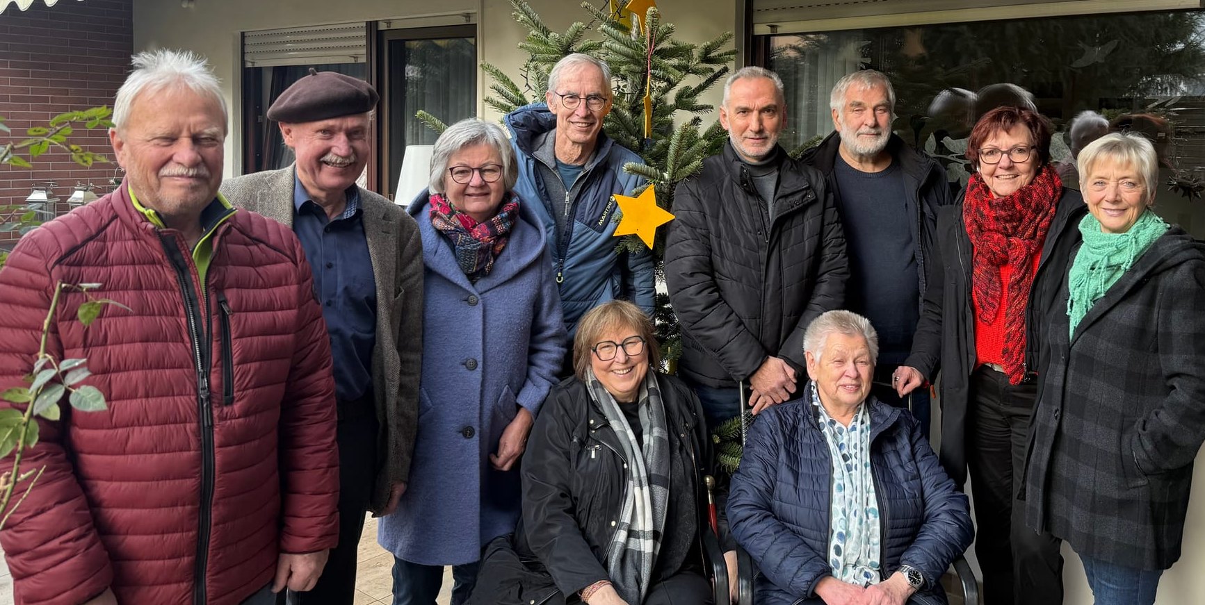 Zur Nachbesprechung hat sich das Weihnachtsmarktteam noch einmal getroffen: Sitzend Doris Hirsch (links) und Brigitte Stegmaier. Stehend 
von links: Rainer Martini, Thomas Speer, Susanne Fuchs, Jürgen Laukemper, Mesut Özsönmez, Reinhard Schneider, Sabine Weber und Bettina Schneider.