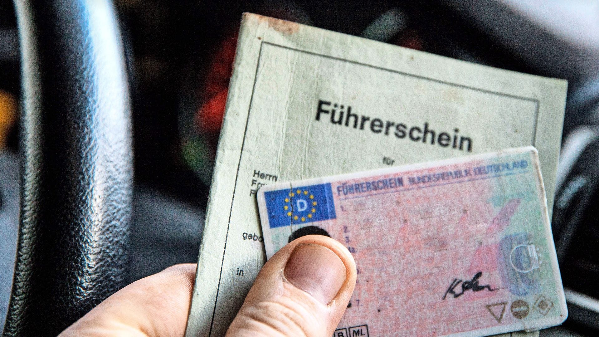 Die Männer sollen für theoretische und praktische Führerscheinprüfungen Doppelgänger vermittelt haben. (Symbolfoto)