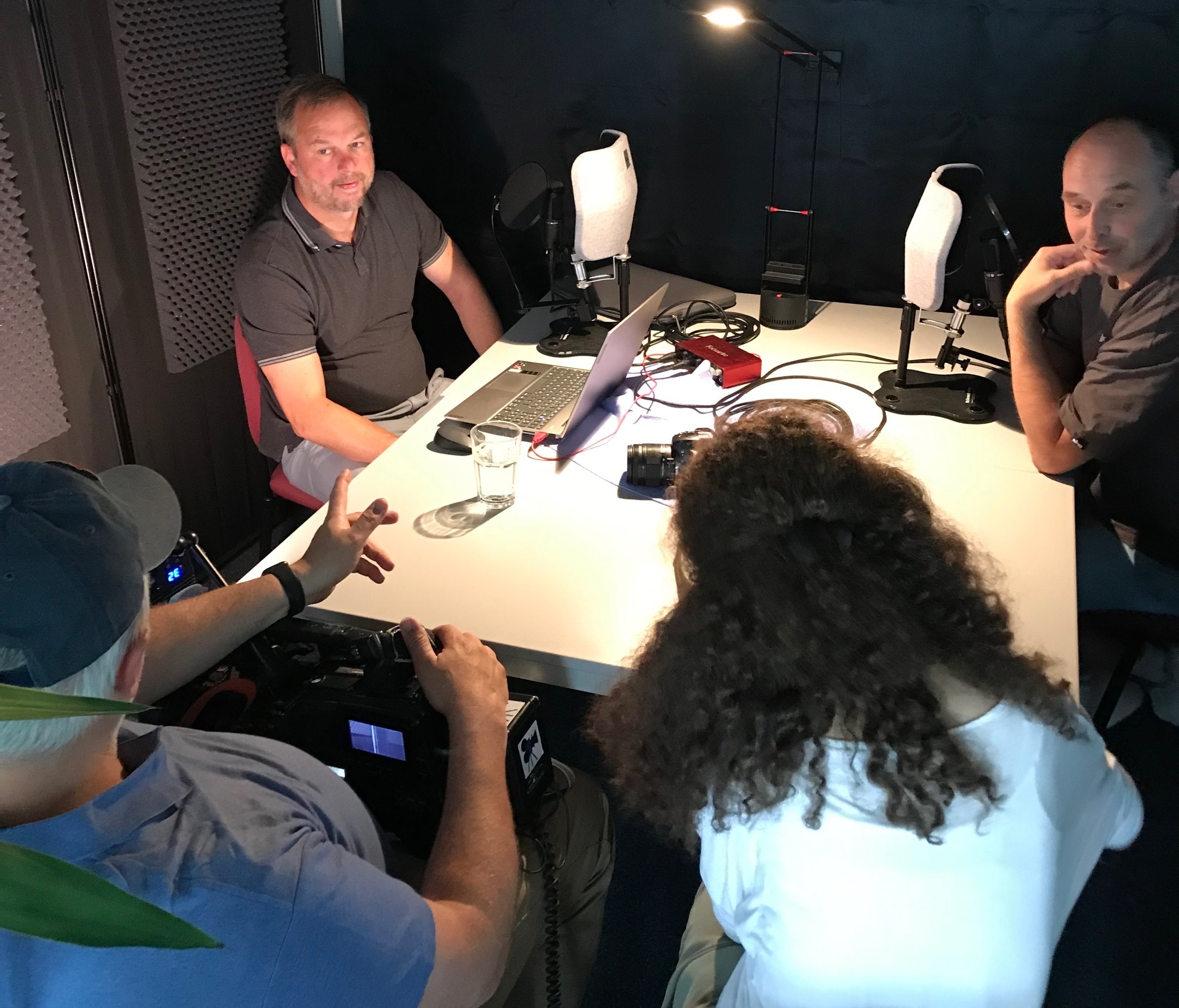 Zeitung ist längst auch Podcast. Die Folgen mit Jürgen Wegner und Dirk Hamann unter dem Titel "Willi und Dödel" erscheinen wöchentlich. Aktuell im Kasten ist Episode 145 mit Andrea Santana vom Sindelfinger Straßenfestverein. Bild: Brunenberg
