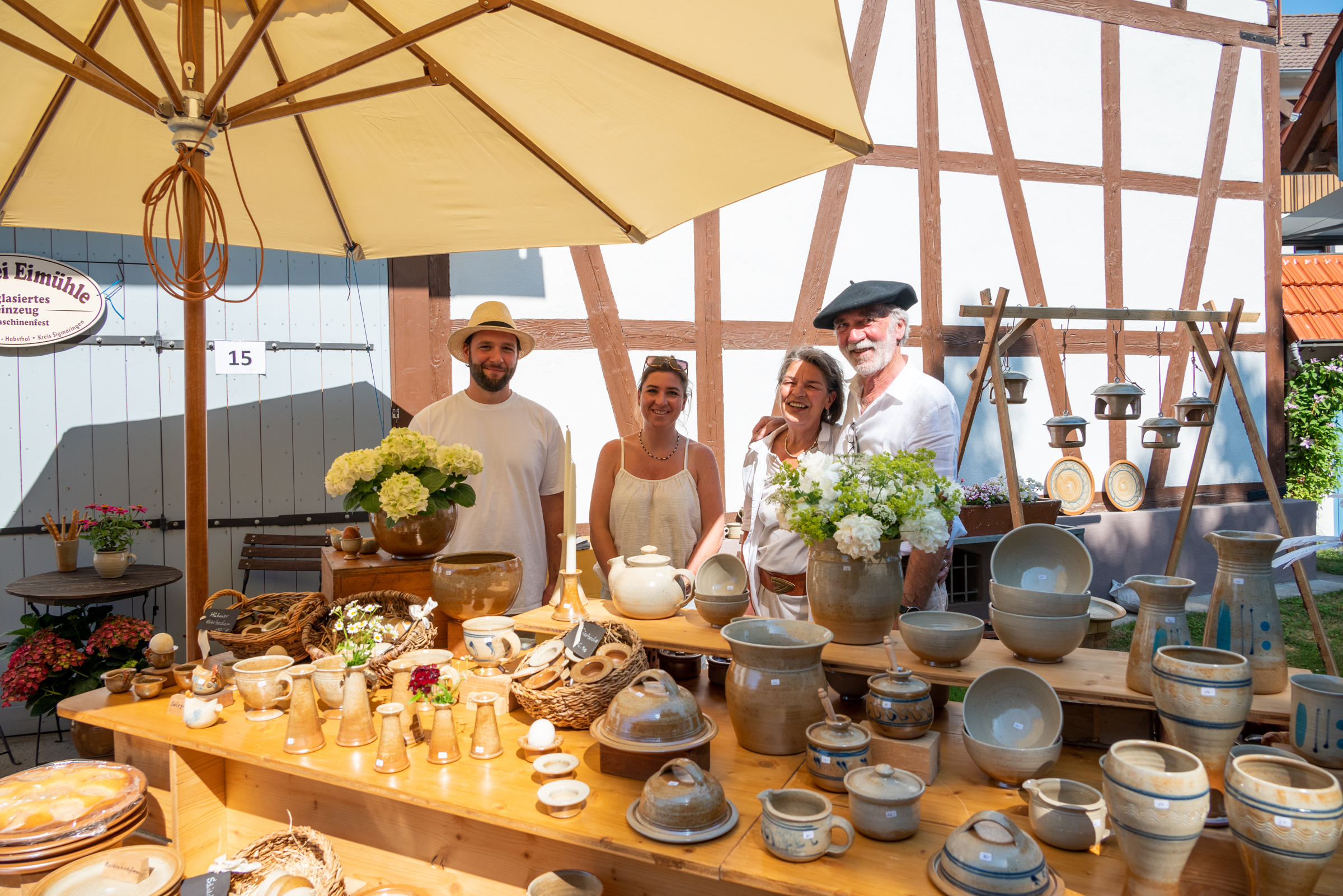 Luca, Lena, Ulrike und Gerhard Hemberle sind nicht nur Gründungsmitglied des Töpfermarkts, sie organisieren auch seit 2015 das Mekka der Keramikfreunde.      Bild: Nüßle