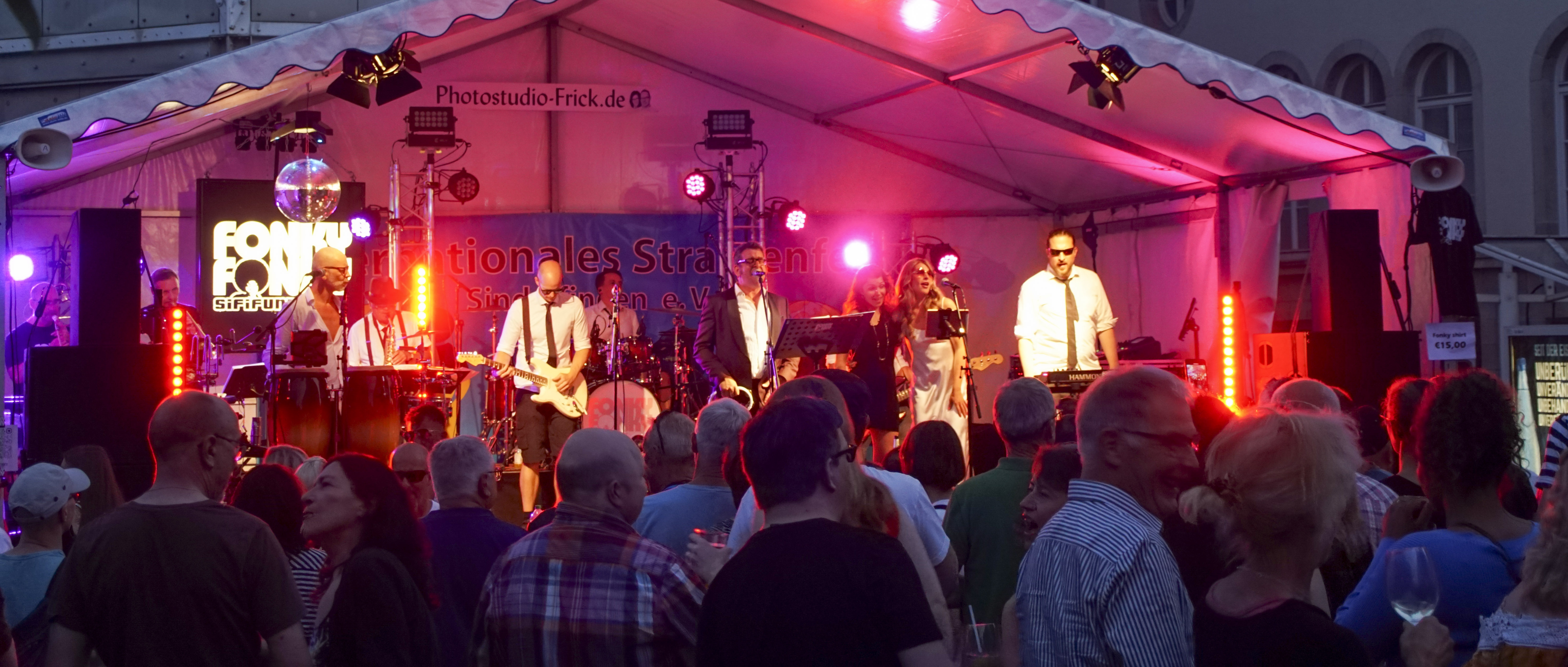 Die Band FonkyFonky sorgte für geniale Stimmung auf dem Rathausvorplatz. Bild: Dettenmeyer