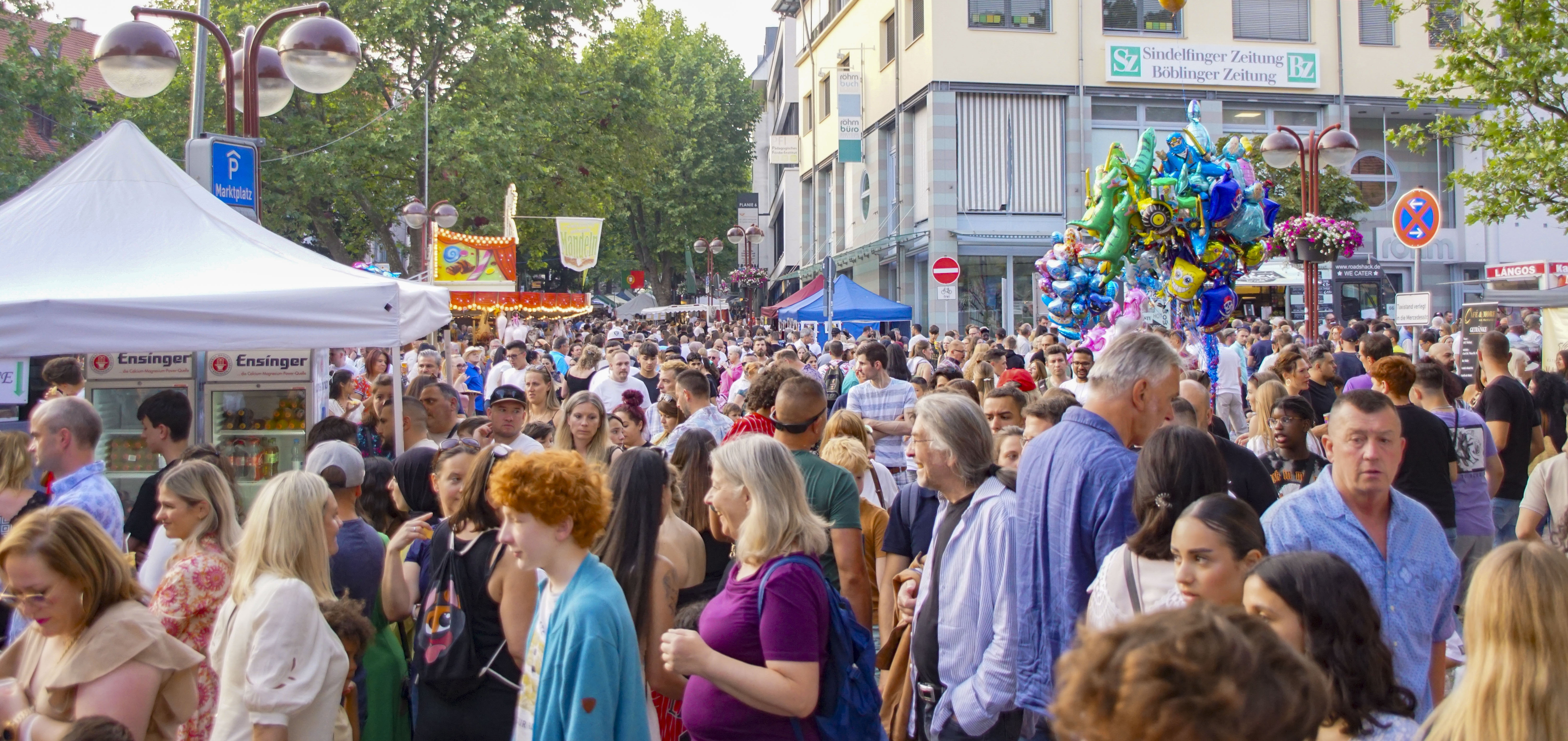 Auf dem 45. Internationalen Straßenfest in Sindelfingen war es so voll wie noch nie. Über 80 000 Besucher waren allein am Samstag da, mindestens 30 000 am Freitagabend. Bild: Dettenmeyer