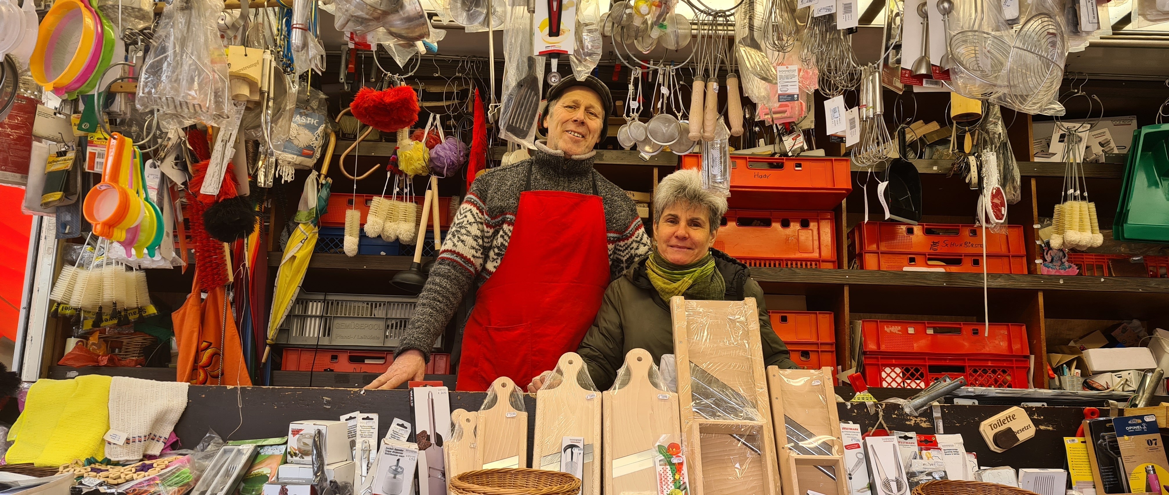 Karl-Heinz Regele und seine Frau Sabine kommen regelmäßig auf den Sindelfinger Krämermarkt. An ihrem Stand findet sich alles, was ein Haushalt braucht. Gute Tipps gibt es gratis dazu. Bild: Gospodarczyk