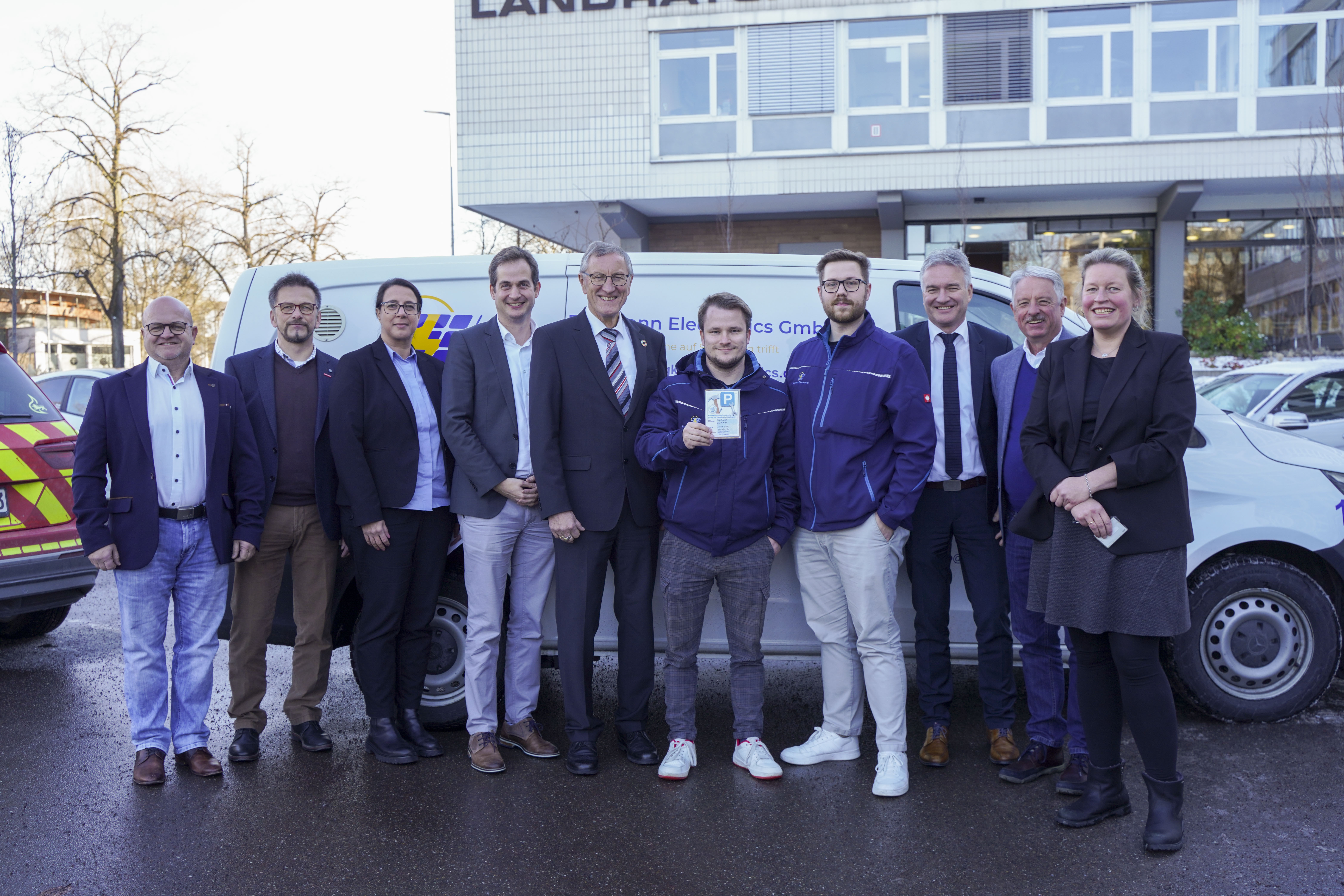 Übergabe des ersten Handwerker-Parkausweises im Kreis Böblingen an Dominic Konnert und Fabian Bergmann (Mitte) von Bergkonn Electronics in Schönaich. Bild: Dettenmeyer