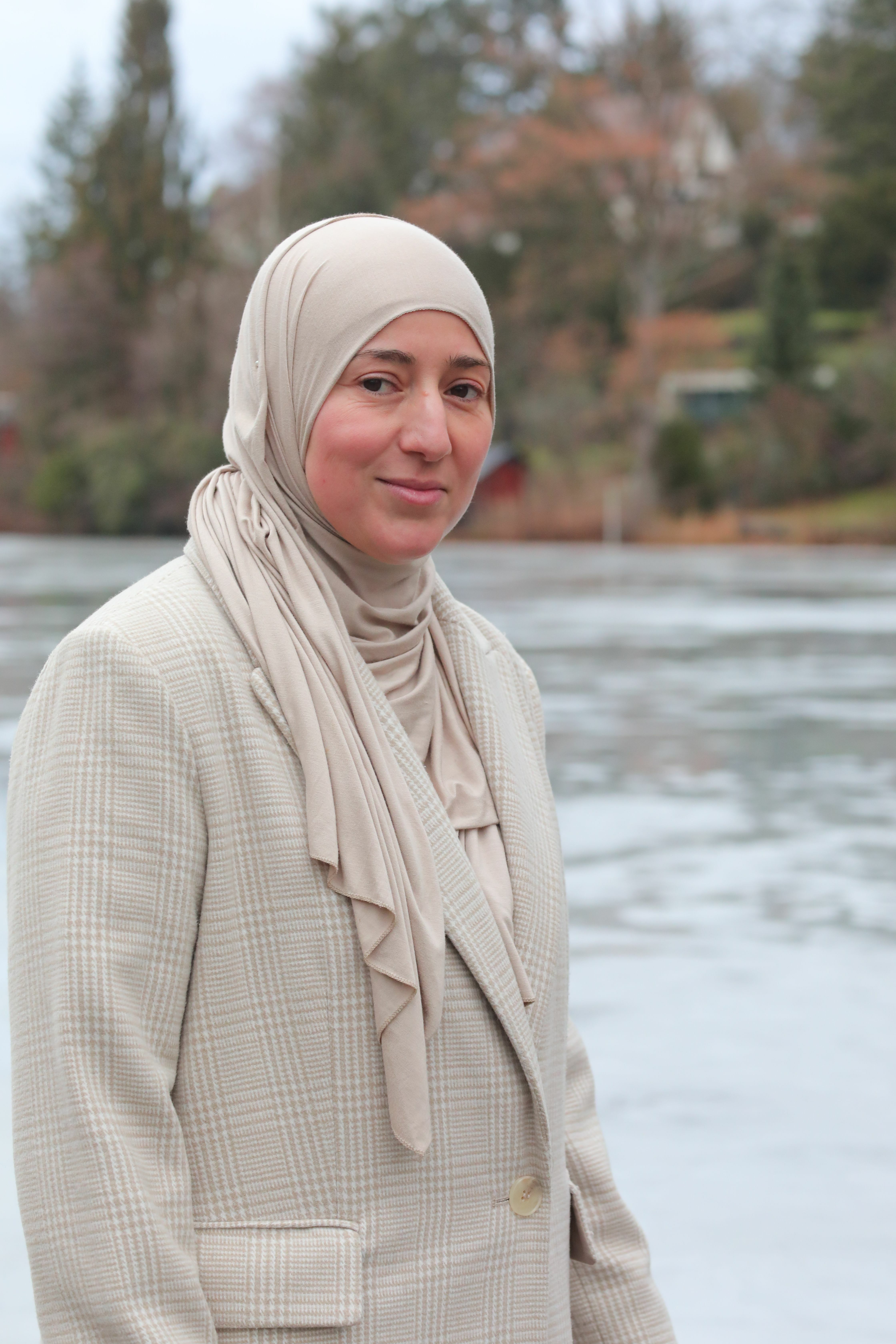Fatima D. kommt beim Spazierengehen um den Sommerhofenpark zur Ruhe. Bild: z