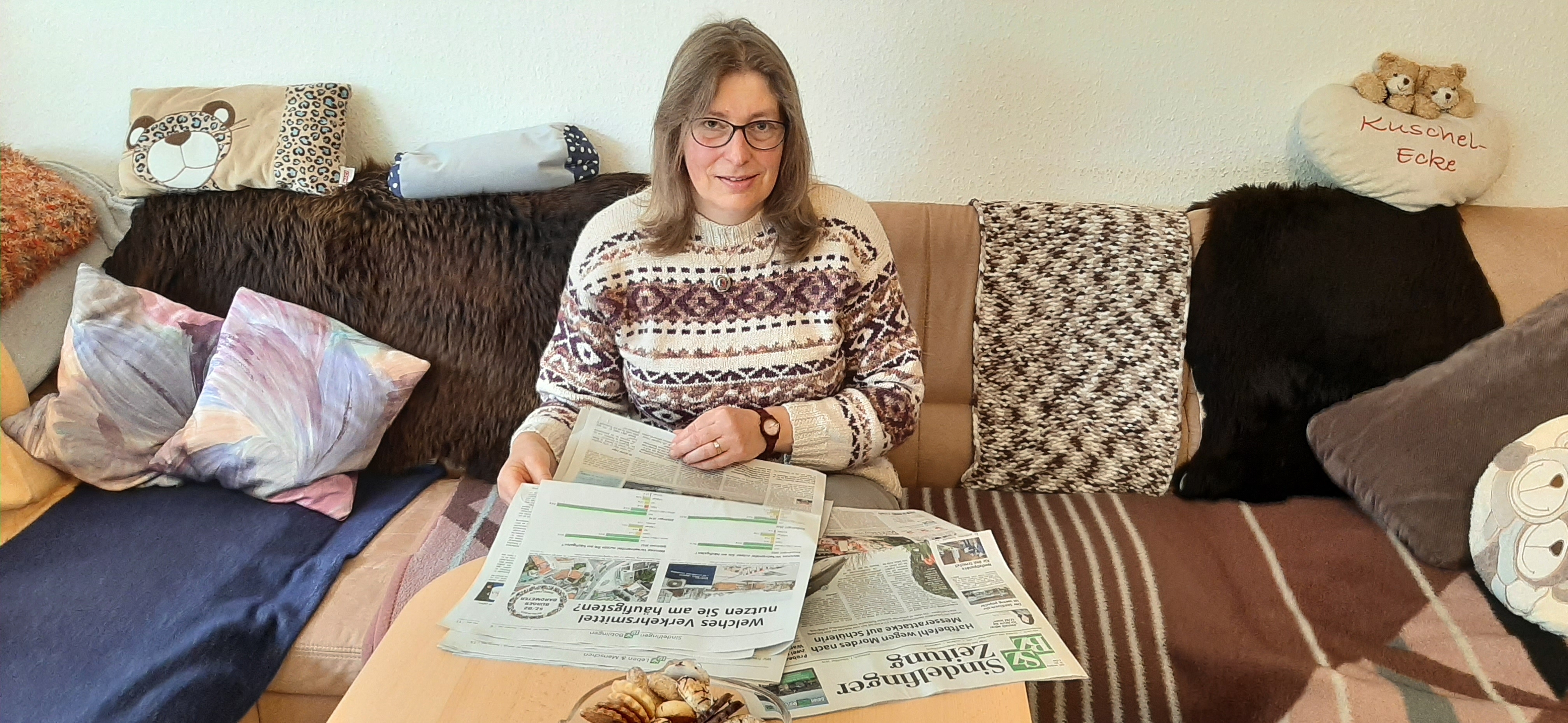 Nach ihrer Arbeit als Zeitungs-Zustellerin liest Elke Rau gerne die SZ/BZ. Bild: Elbers