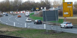 Der Lückenschluss zwischen B 464 und B 295 besteht seit dem Jahr 2013 aus zwei provisorischen Kreiseln. Die Planung für den Ausbau befindet sich im Stadium des Vorentwurfs.  Bild: Reichert